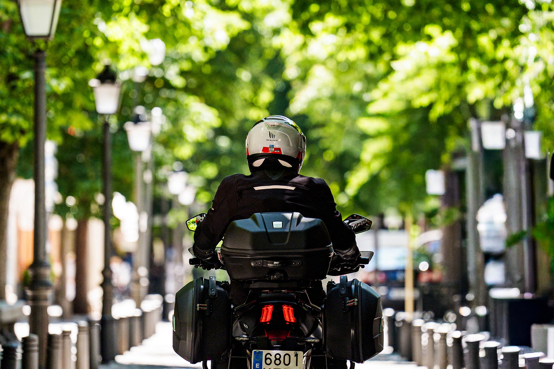 Por 4.299 € y con maletas GIVI incluidas: la oferta de verano de la Bajaj Dominar 400