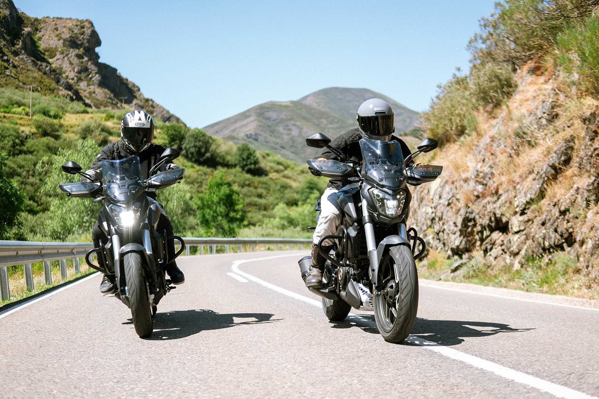 Por 4.299 € y con maletas GIVI incluidas: la oferta de verano de la Bajaj Dominar 400
