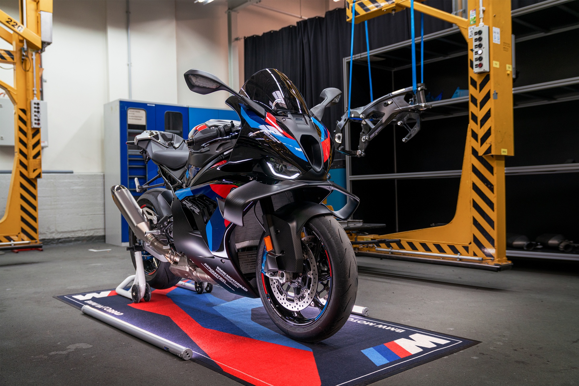 BMW dice adiós a su rueda de mando más icónica en la nueva S 1000 RR 2027