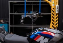 BMW dice adiós a su rueda de mando más icónica en la nueva S 1000 RR 2027