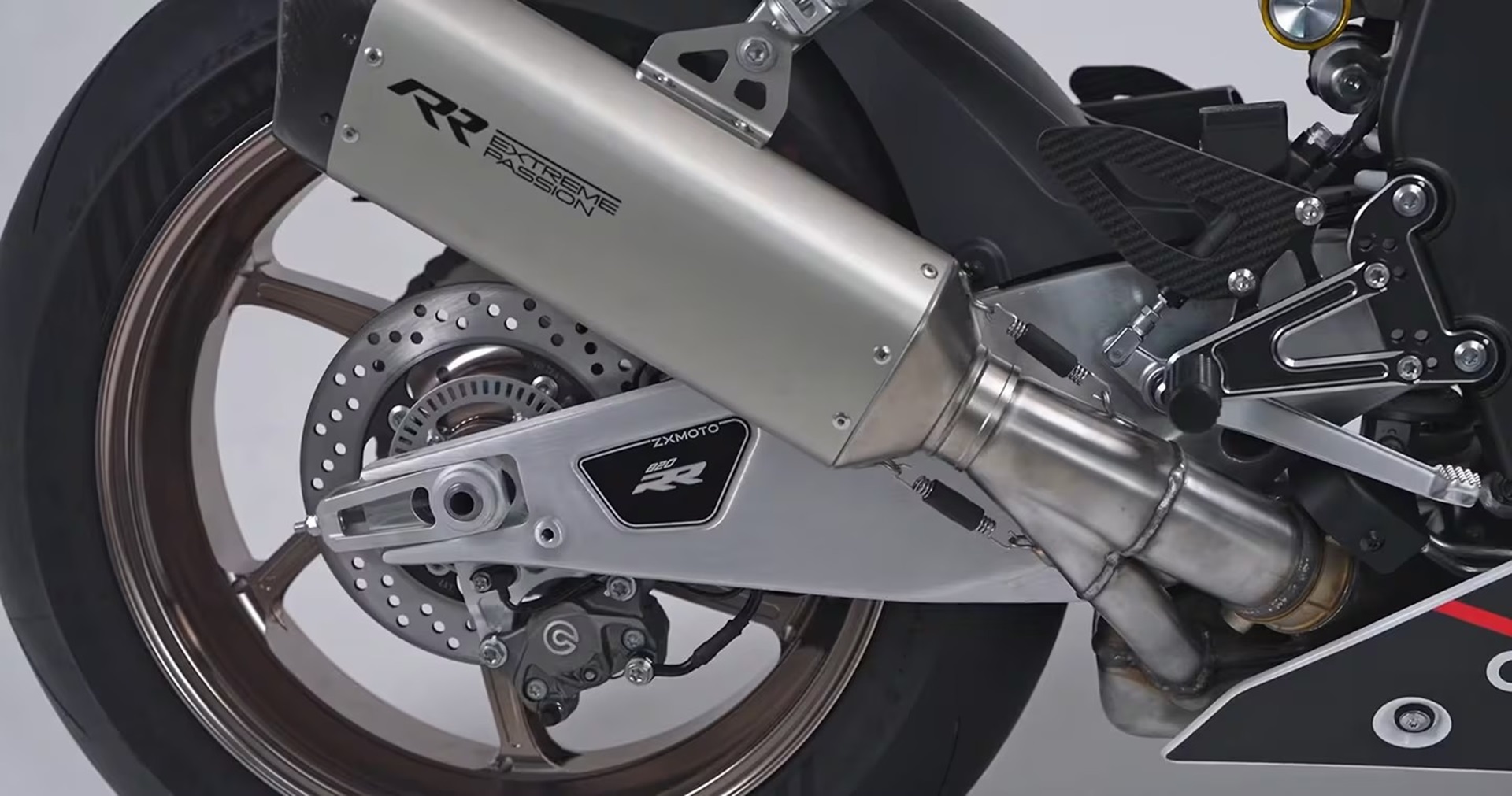 ZXMoto sube la apuesta con su nueva 820RR-R, una versión mejorada de la versión estándar del modelo