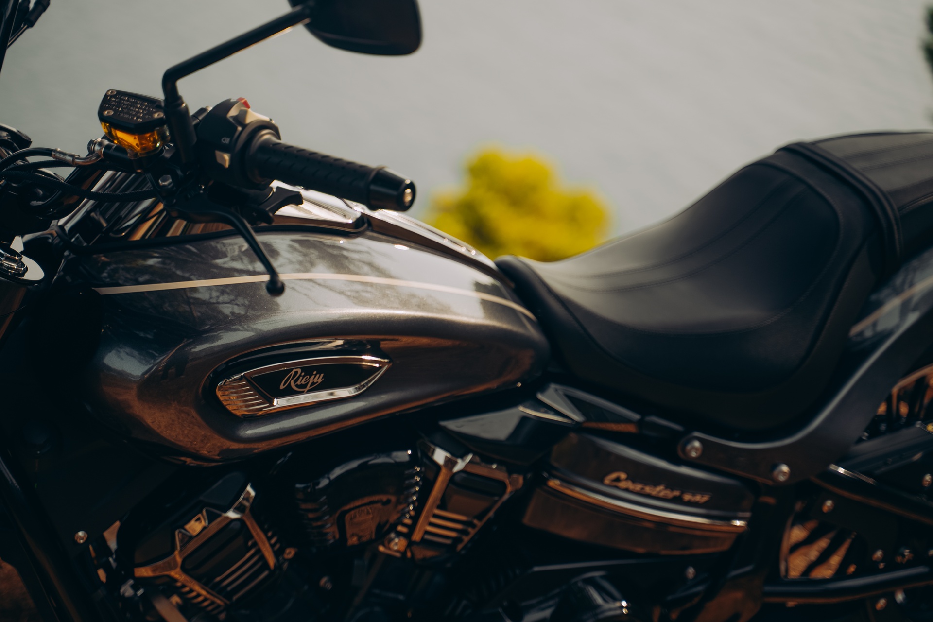 La Rieju Coaster 407 llega muy equipada: V-Twin, control de tracción, keyless y 4.961 euros