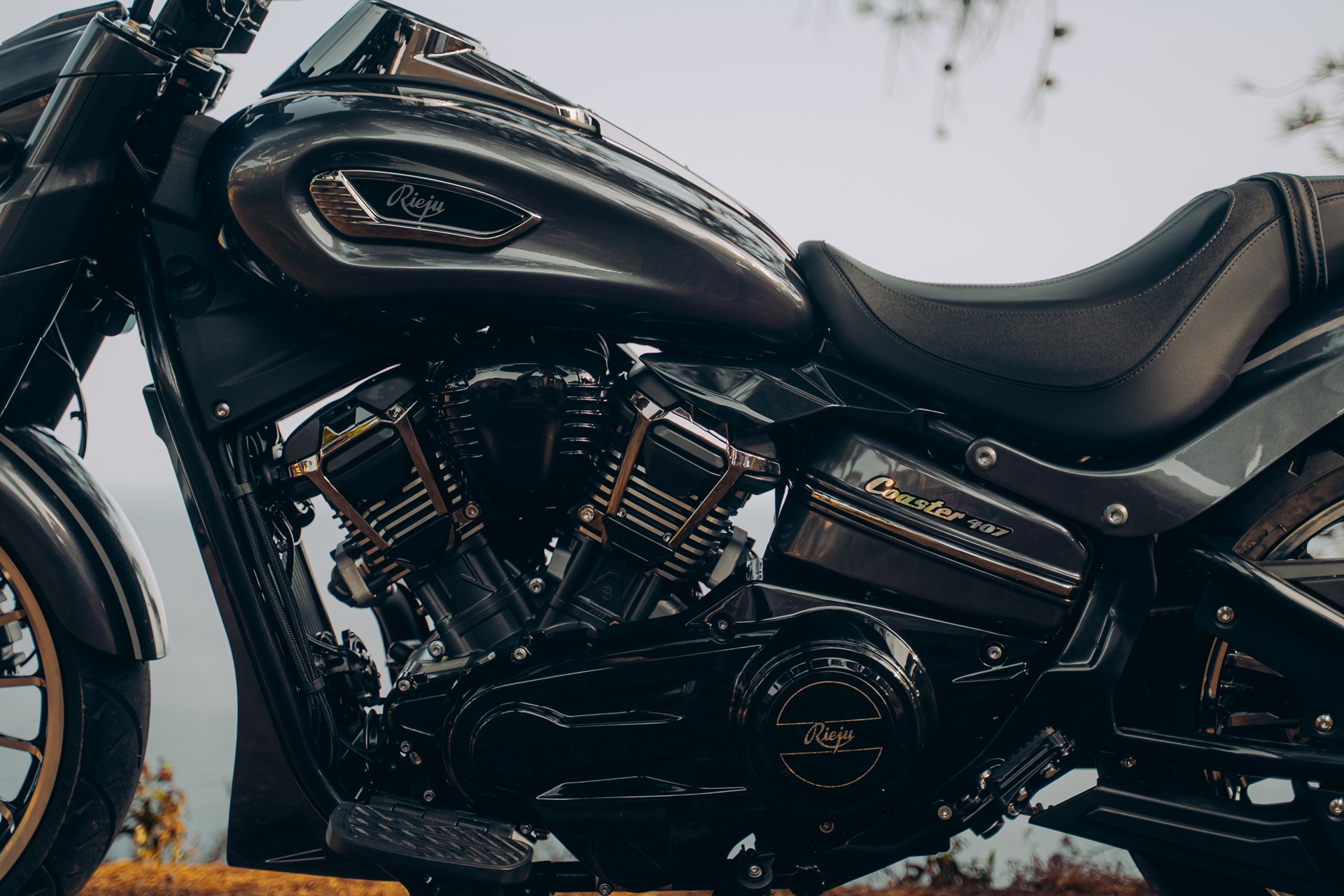 La Rieju Coaster 407 llega muy equipada: V-Twin, control de tracción, keyless y 4.961 euros