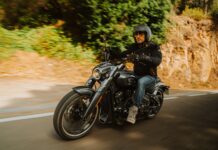 La Rieju Coaster 407 llega muy equipada: V-Twin, control de tracción, keyless y 4.961 euros