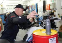 Repostar gasolina en moto