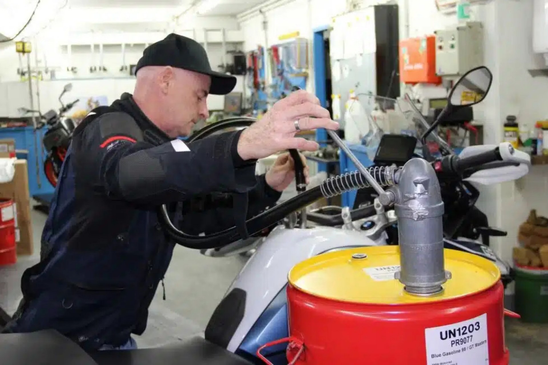 Repostar gasolina en moto