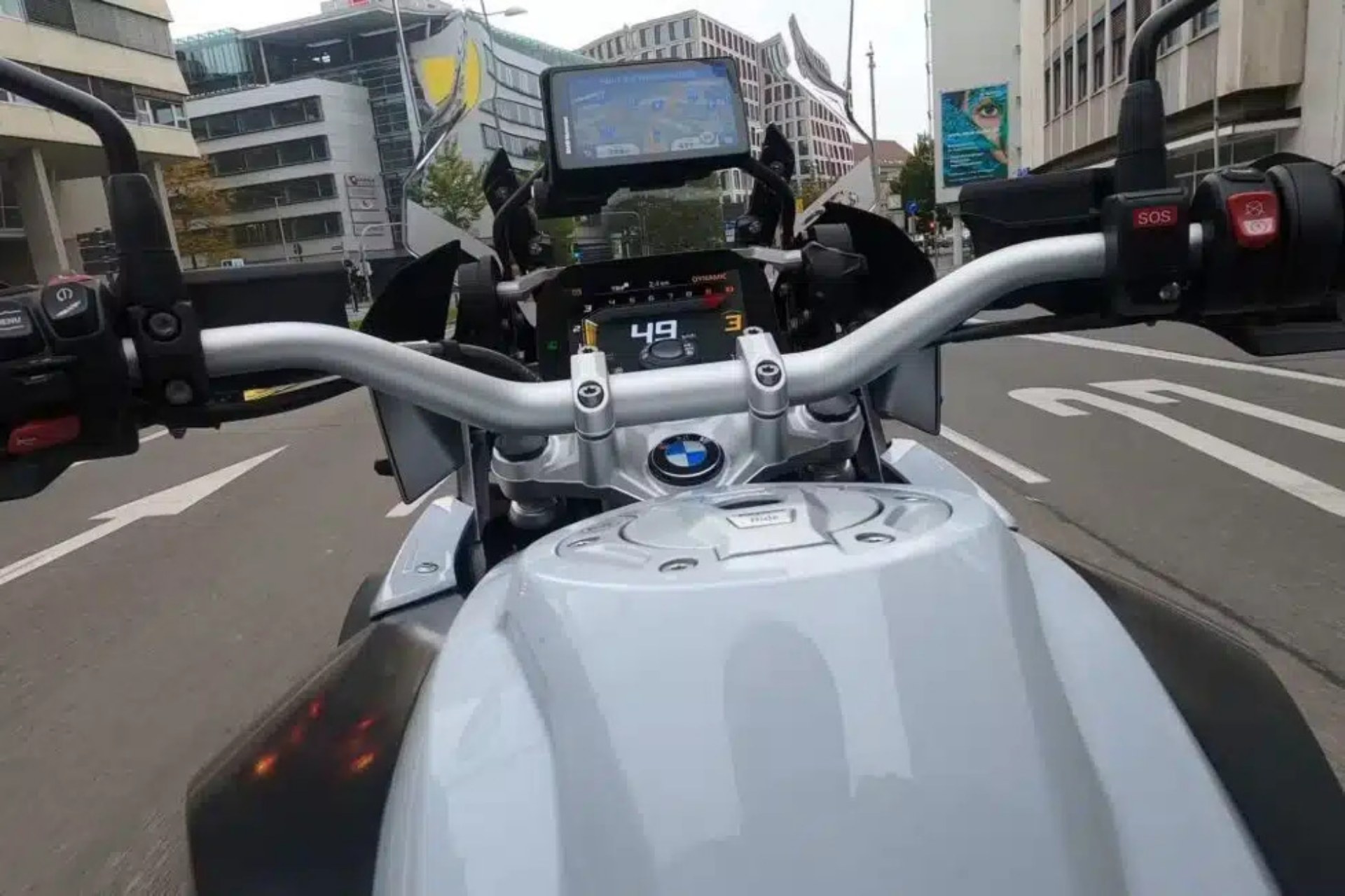 Repostar gasolina en moto