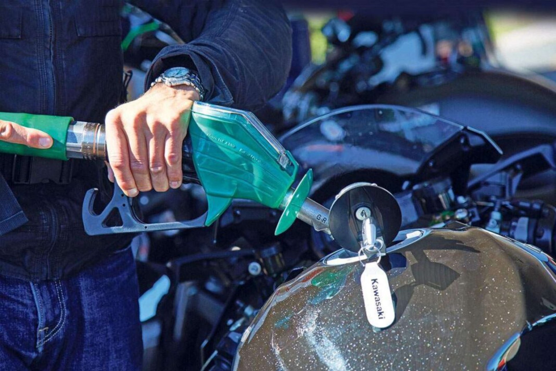 Repostar gasolina en moto