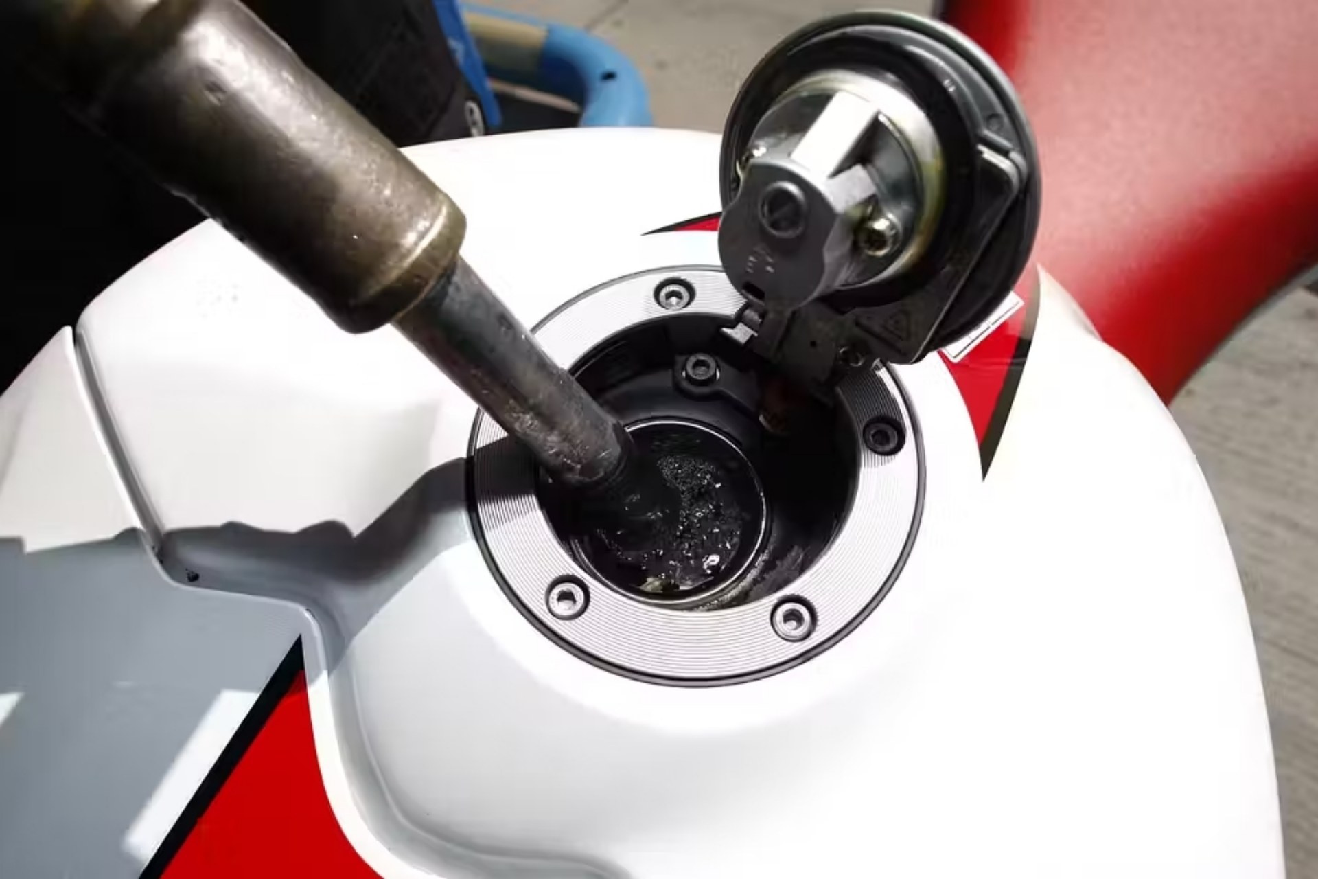 Repostar gasolina en moto