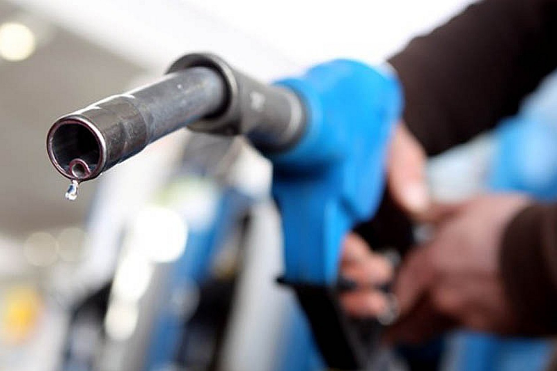 Repostar gasolina en moto