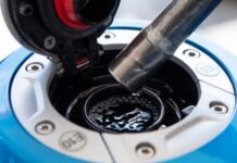 Repostar gasolina en moto