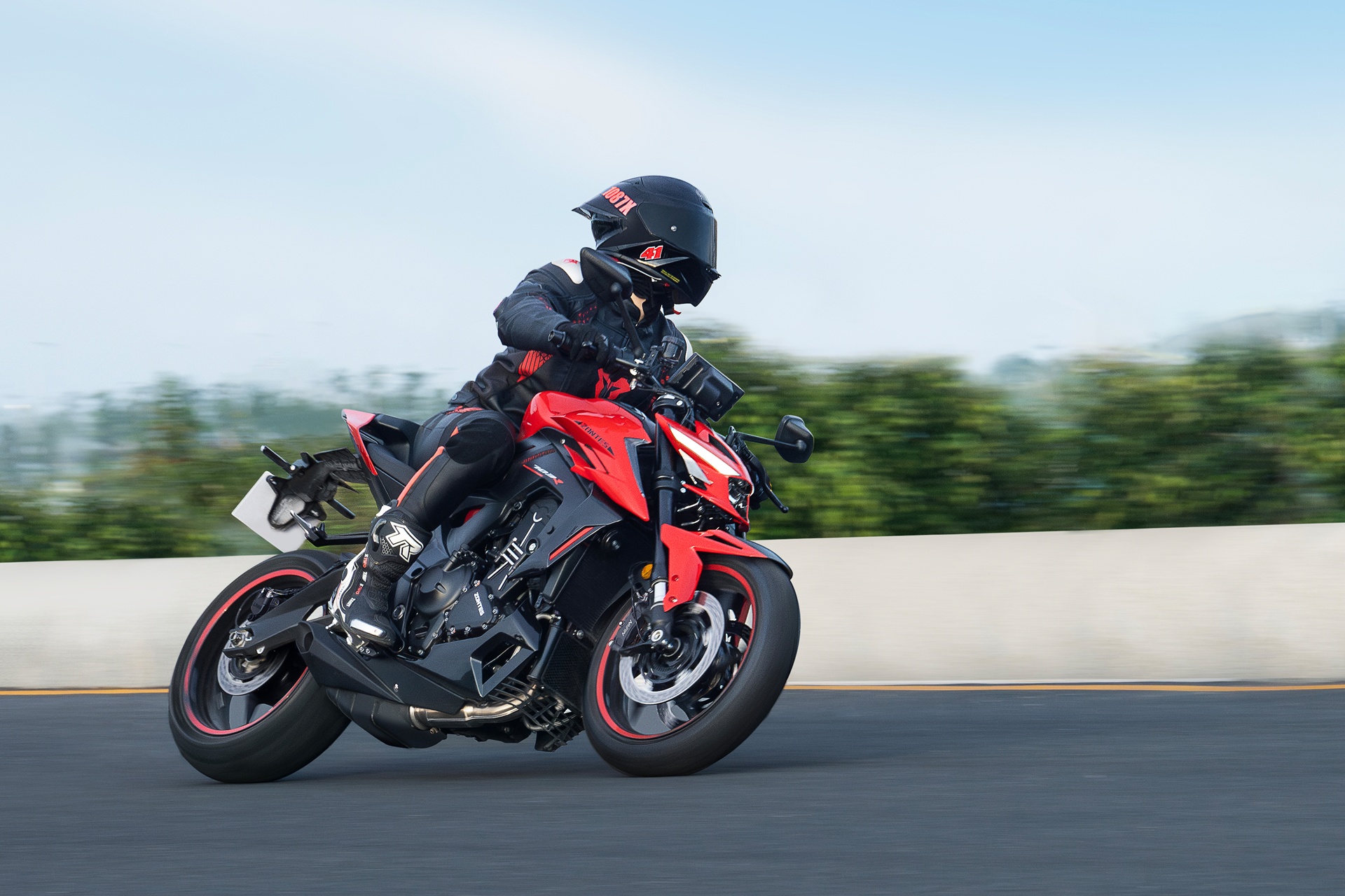 Zontes completa su gama 703 con dos tricilíndricas de 95 CV: una touring y una naked desde 6.488 euros
