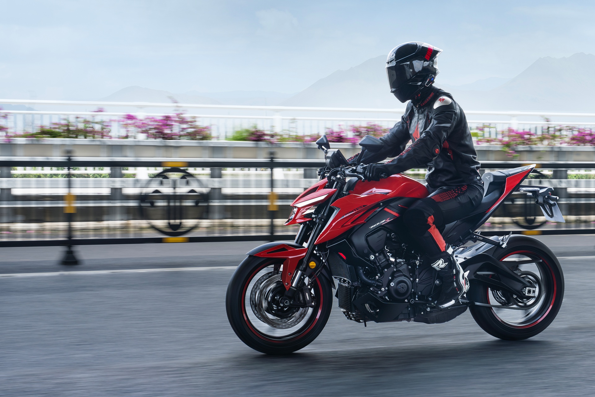 Zontes completa su gama 703 con dos tricilíndricas de 95 CV: una touring y una naked desde 6.488 euros