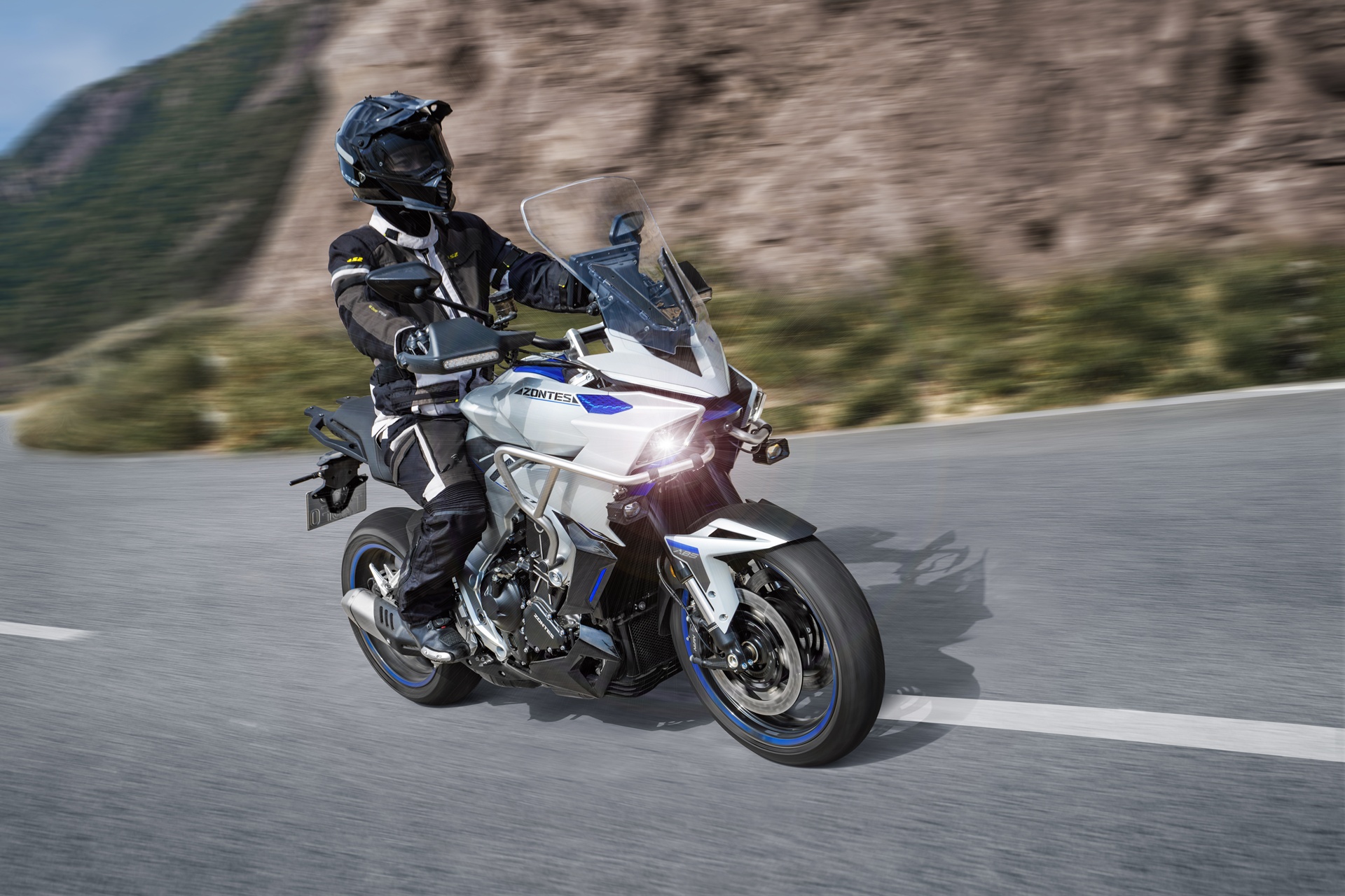 Zontes completa su gama 703 con dos tricilíndricas de 95 CV: una touring y una naked desde 6.488 euros