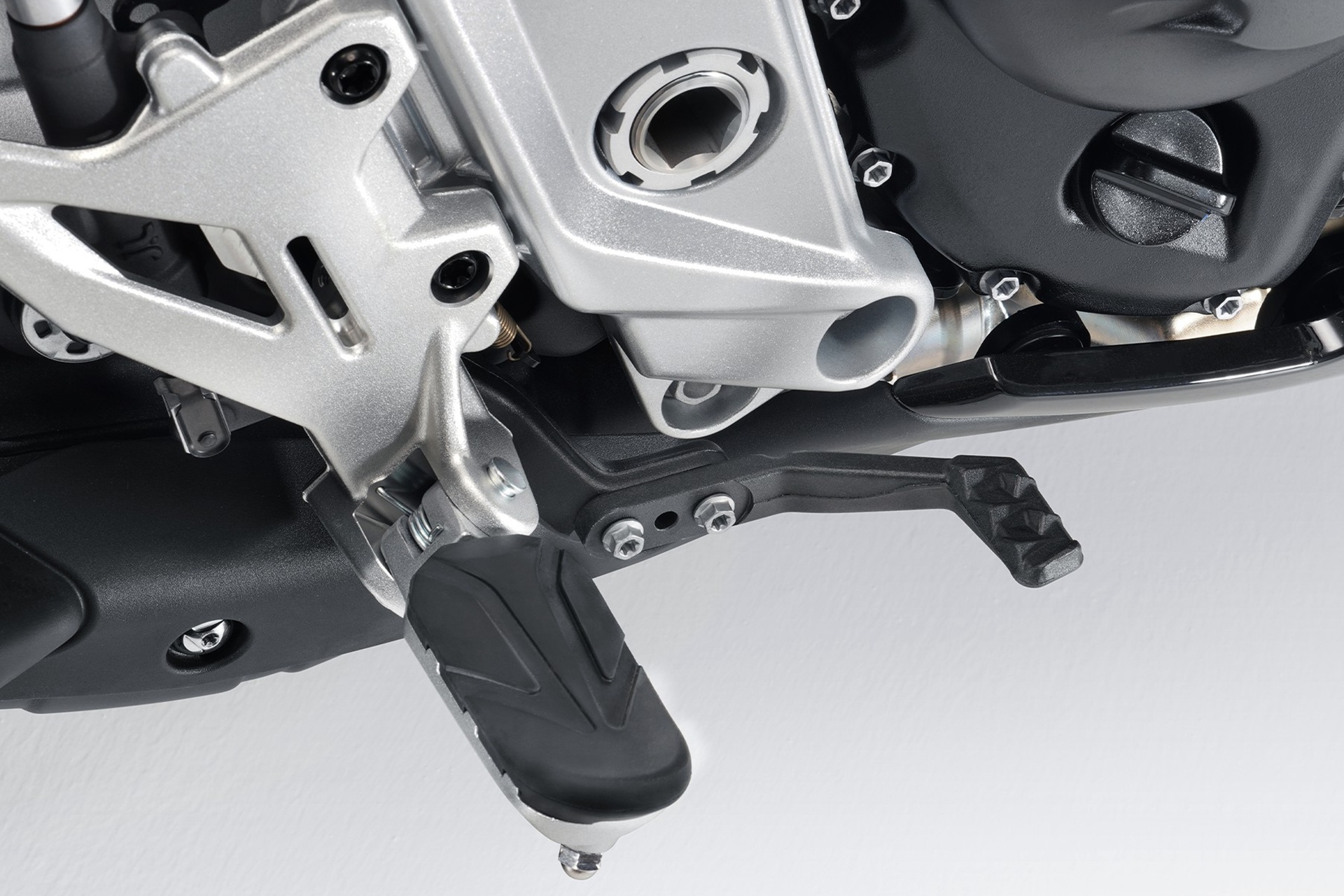 Zontes completa su gama 703 con dos tricilíndricas de 95 CV: una touring y una naked desde 6.488 euros