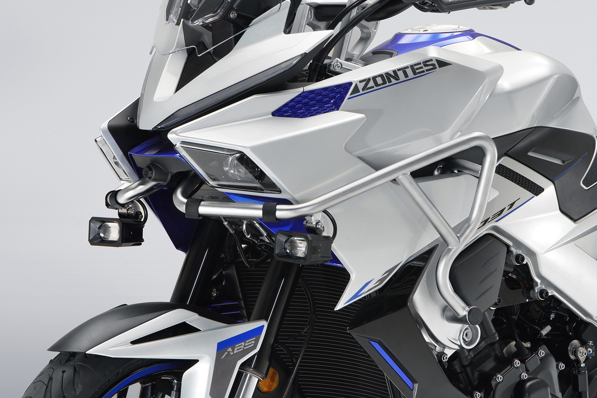 Zontes completa su gama 703 con dos tricilíndricas de 95 CV: una touring y una naked desde 6.488 euros