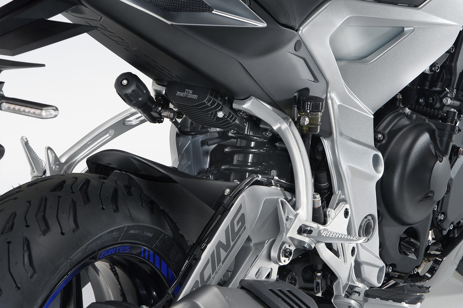 Zontes completa su gama 703 con dos tricilíndricas de 95 CV: una touring y una naked desde 6.488 euros