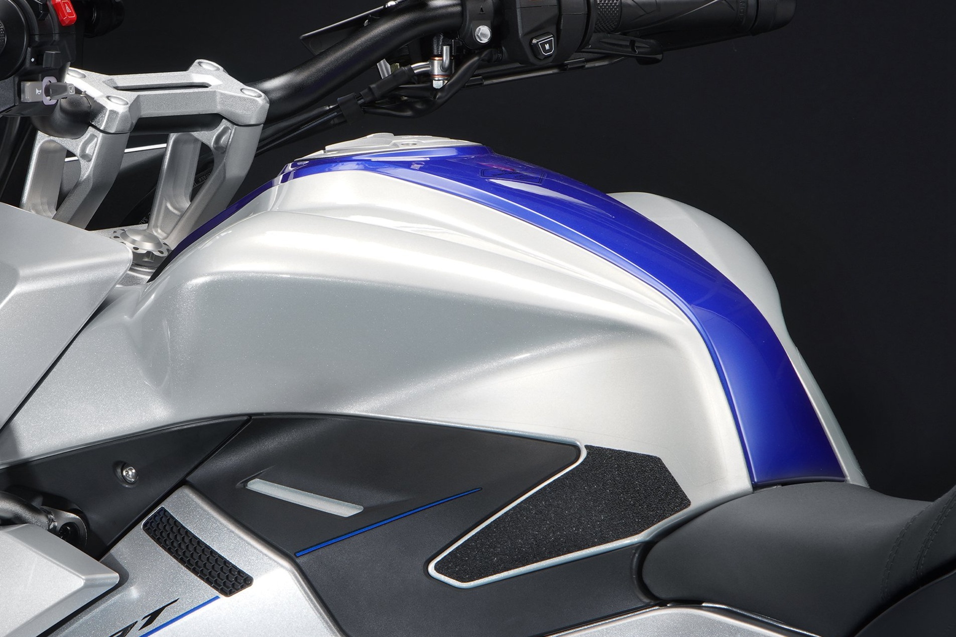 Zontes completa su gama 703 con dos tricilíndricas de 95 CV: una touring y una naked desde 6.488 euros