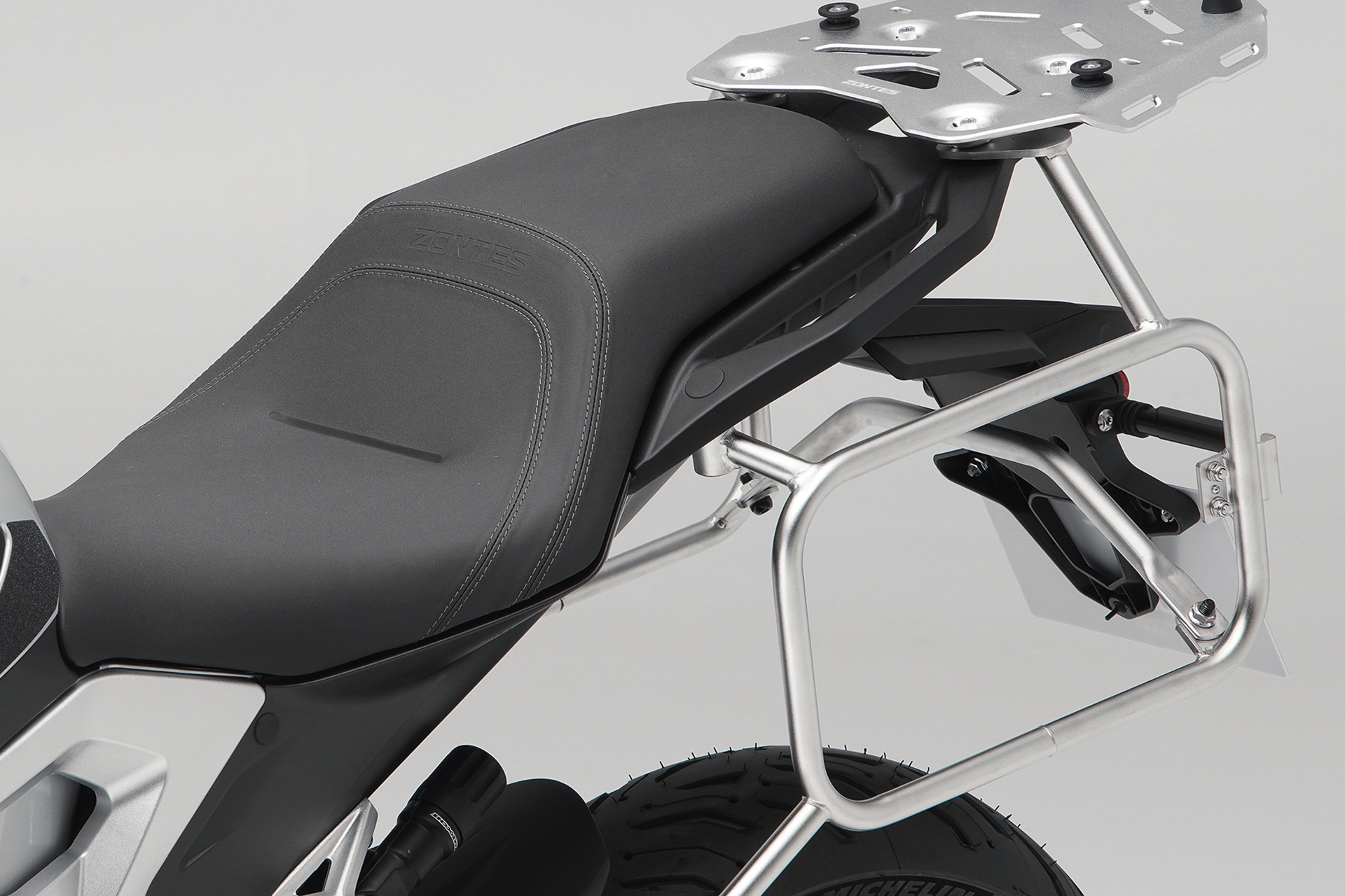 Zontes completa su gama 703 con dos tricilíndricas de 95 CV: una touring y una naked desde 6.488 euros