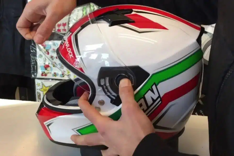 Cómo limpiar un casco en verano