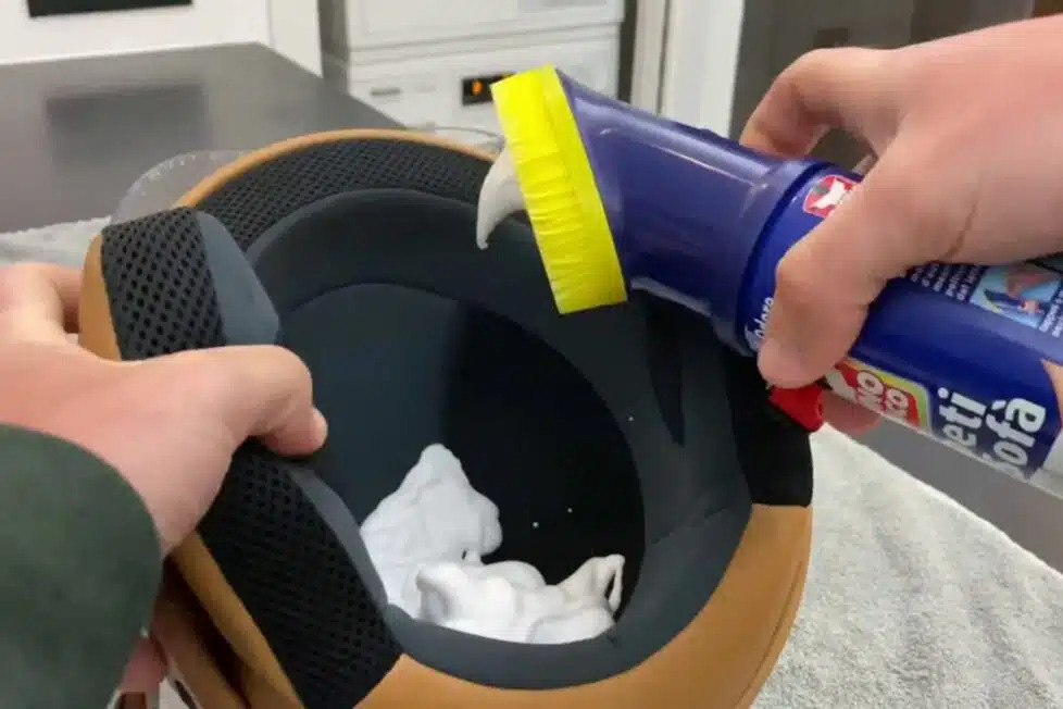 Cómo limpiar un casco en verano