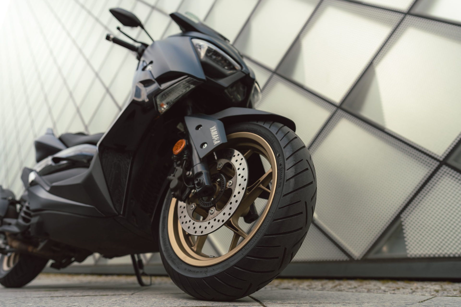 El dibujo de un neumático de moto no es decoración: para esto sirve cada surco