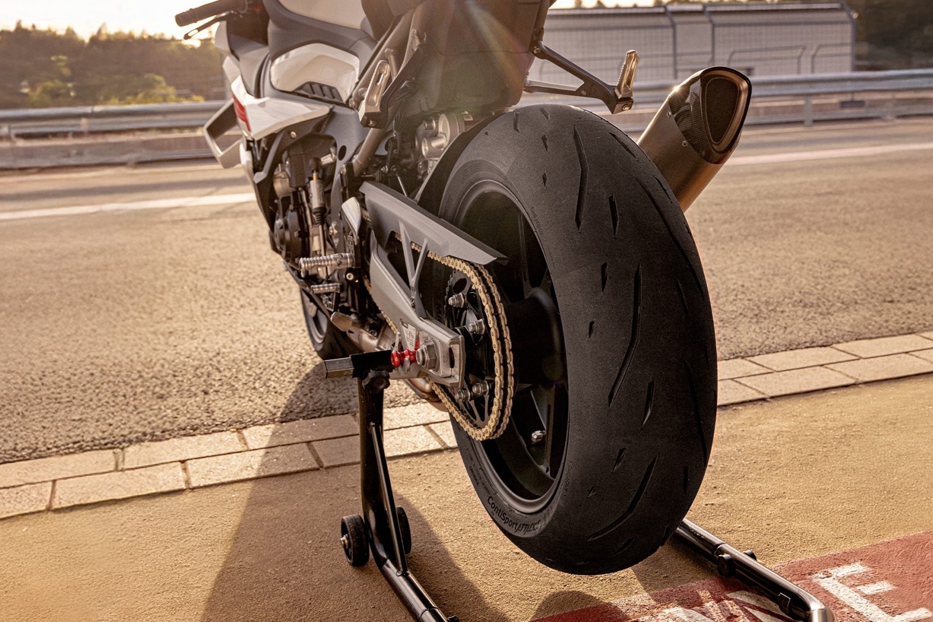 El dibujo de un neumático de moto no es decoración: para esto sirve cada surco