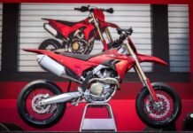 Ducati cumple 100 años pero el regalo nos lo hace a nosotros con esta impresionante supermotard