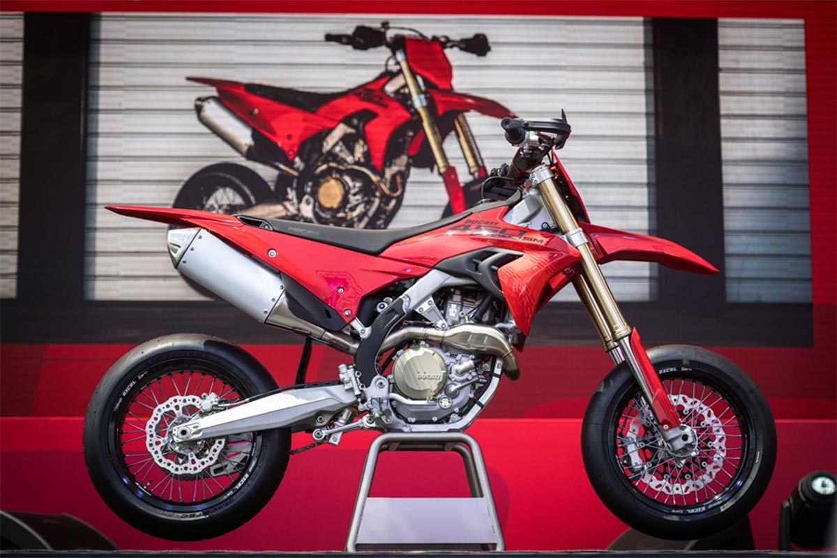Ducati cumple 100 años pero el regalo nos lo hace a nosotros con esta impresionante supermotard