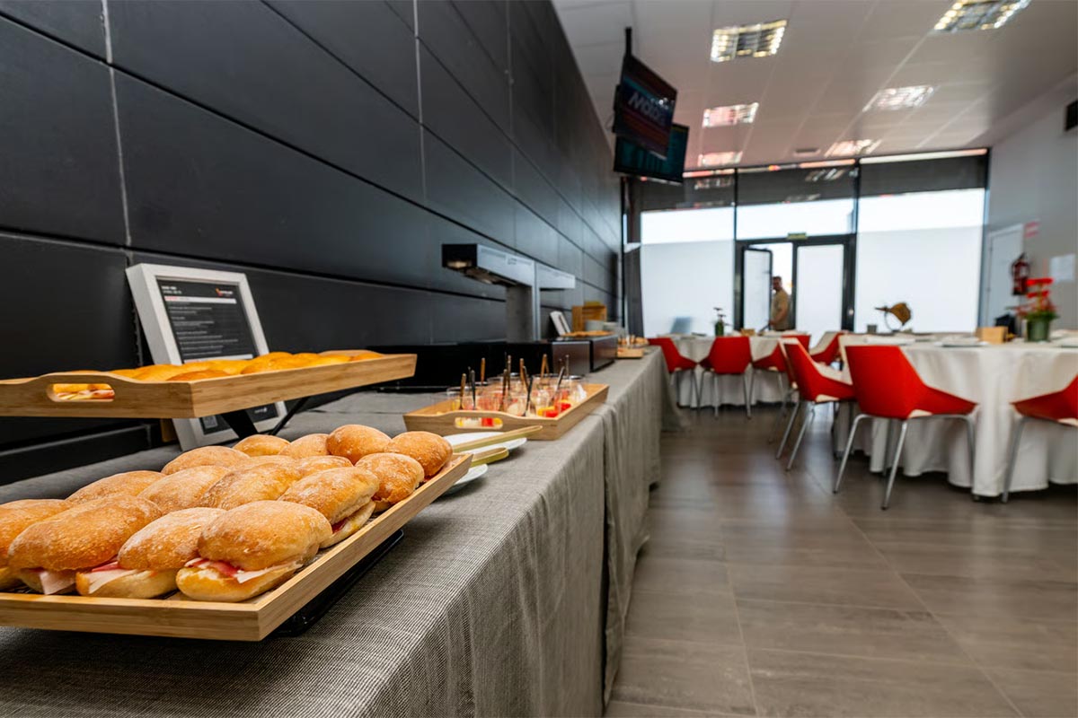 Desayuno y almuerzo además del open bar para completar la oferta