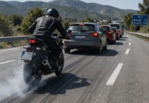 Los coches modernos han traído un peligro extra a los motoristas y la cosa se está poniendo fea