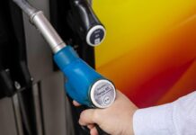 Cuatro gigantes de la industria prueban en España una gasolina renovable para salvar el motor de combustión