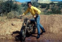 A Elvis le gustaban mucho las motos, tanto que hay decenas de fotos con ellas, aunque esta no es de la CL72 sino con una Triumph