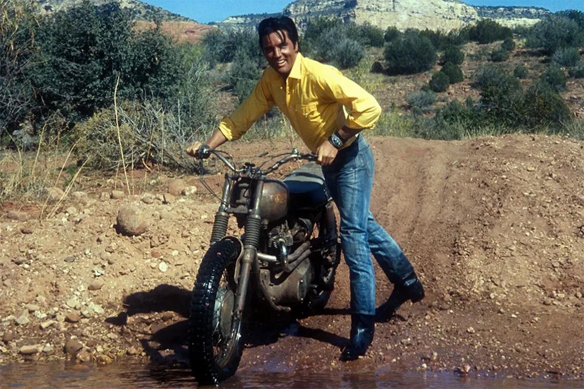 A Elvis le gustaban mucho las motos, tanto que hay decenas de fotos con ellas, aunque esta no es de la CL72 sino con una Triumph