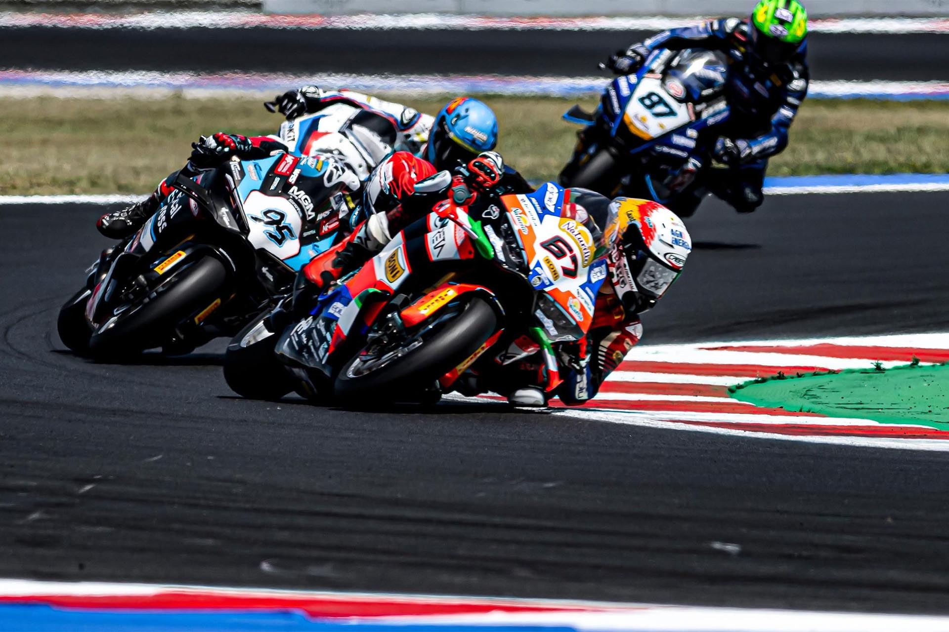 Por mucho que lo intentan, el resto de la parrilla no puede luchar cara a cara con Bulega y Lecuona