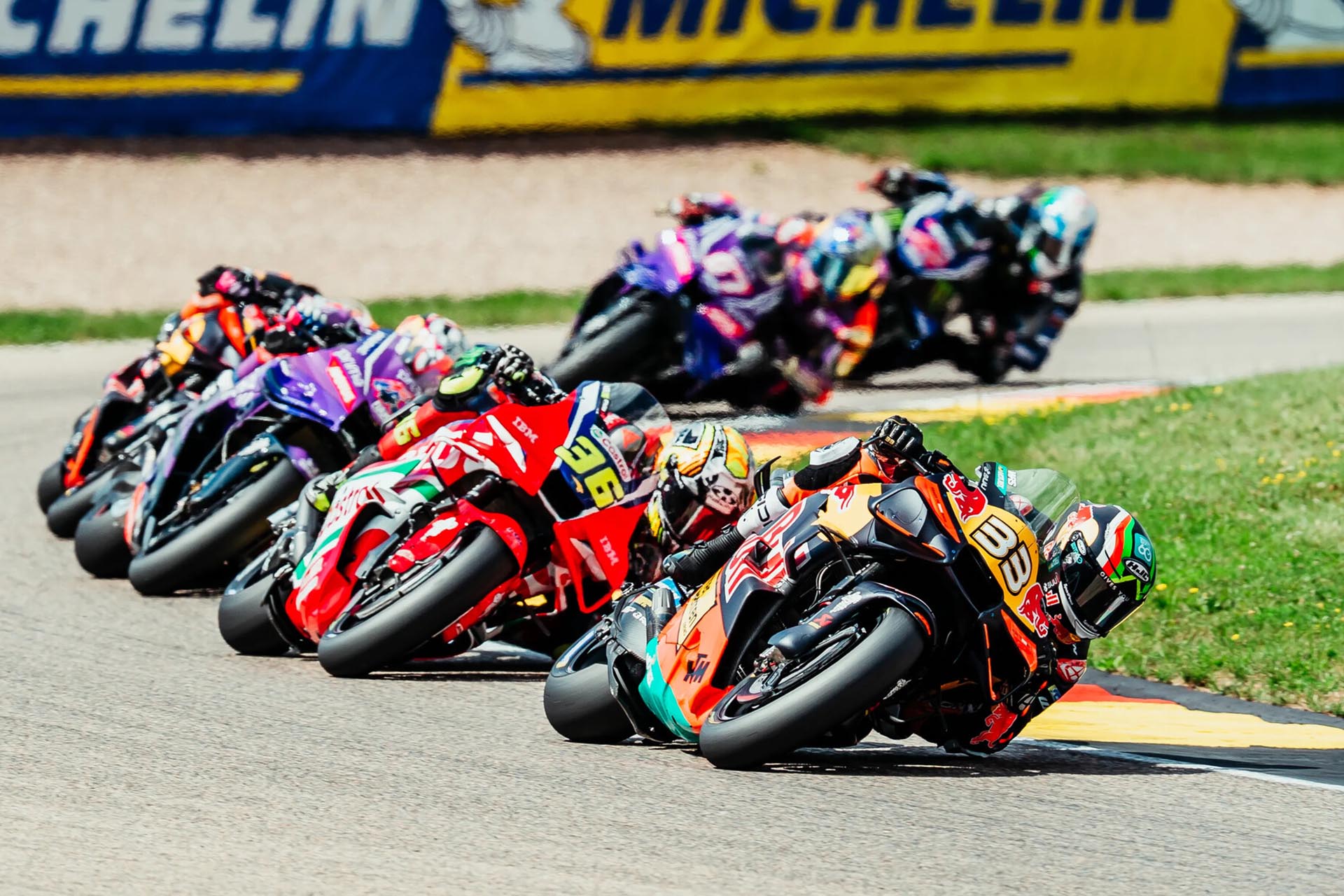 Cada milésima cuenta en MotoGP y cada punto vale mucho dinero. De ahí la lucha entre marcas