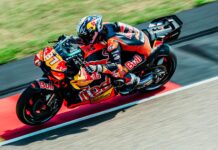 Solamente Acosta está regularmente entre los mejores con KTM