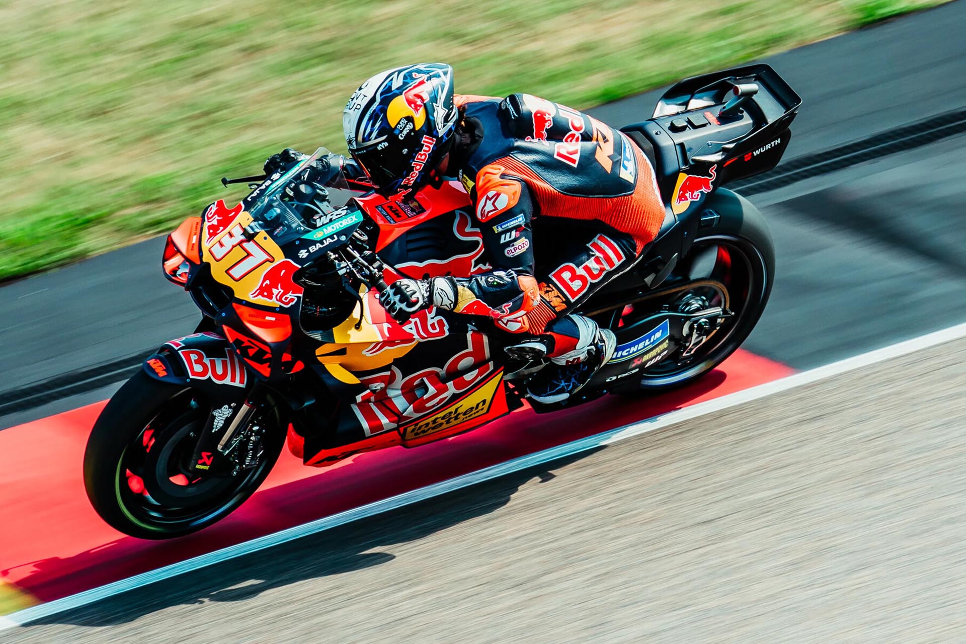 Solamente Acosta está regularmente entre los mejores con KTM