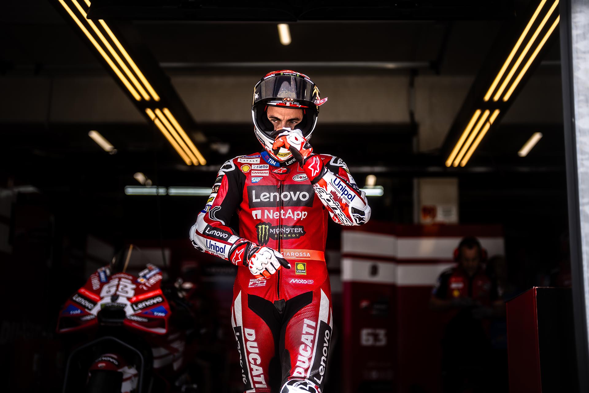 El trabajo en los boxes sería muy diferente en caso de tener solamente una moto