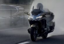 El hijo de Kenan maneja la moto como si fuera un juguete