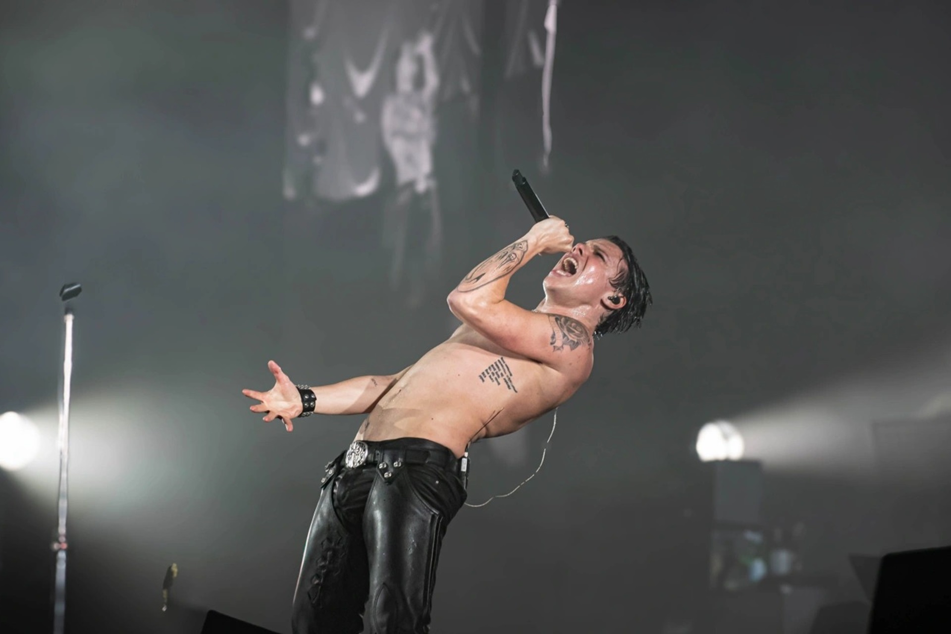 Yungblud se rompe una pierna tras sufrir un accidente de moto tras su paso por el Rally de Motos de Sturgis 2026