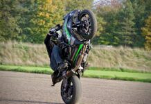 Rick English, uno de los especialistas de escenas de riesgo más destacados del Reino Unido, revela cuál es su moto de acrobacias favorita