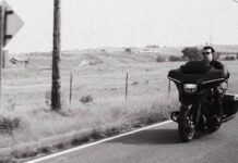 Yungblud se rompe una pierna tras sufrir un accidente de moto tras su paso por el Rally de Motos de Sturgis 2026