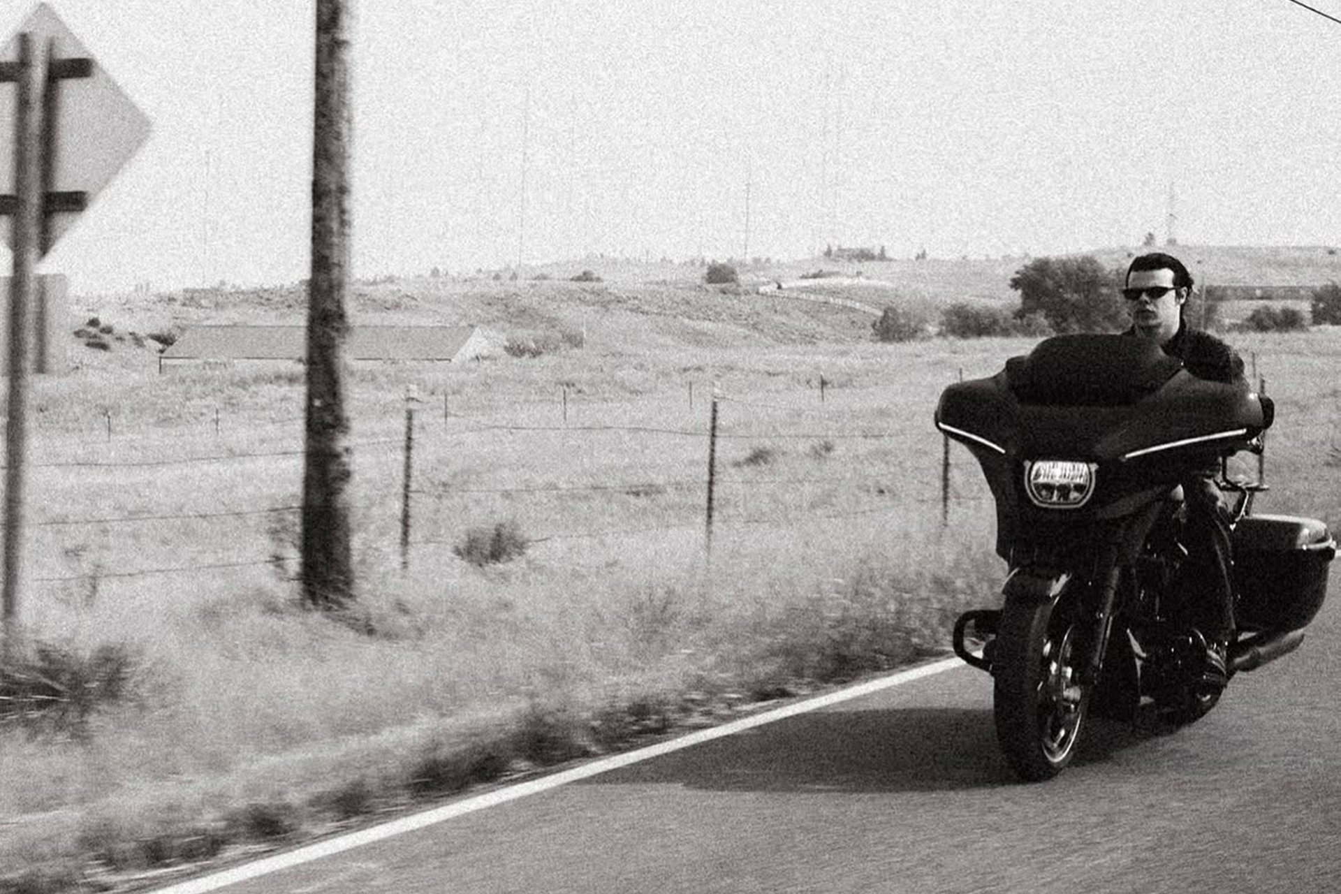 Yungblud se rompe una pierna tras sufrir un accidente de moto tras su paso por el Rally de Motos de Sturgis 2026