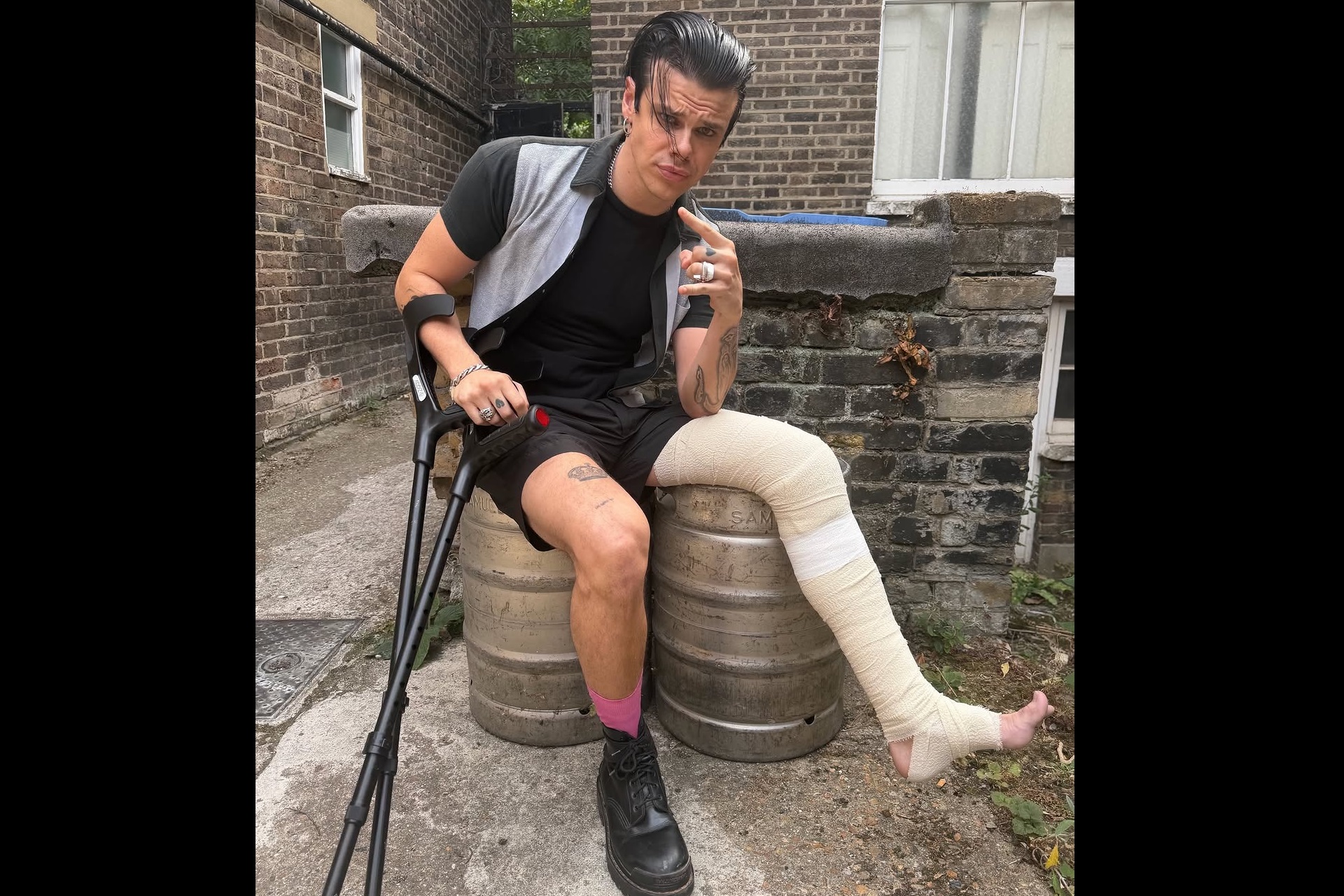 Yungblud se rompe una pierna tras sufrir un accidente de moto tras su paso por el Rally de Motos de Sturgis 2026