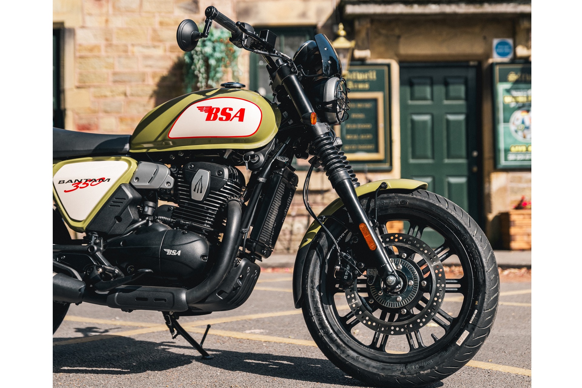 La Bantam 350 se viste con una legendaria decoración de la firma británica