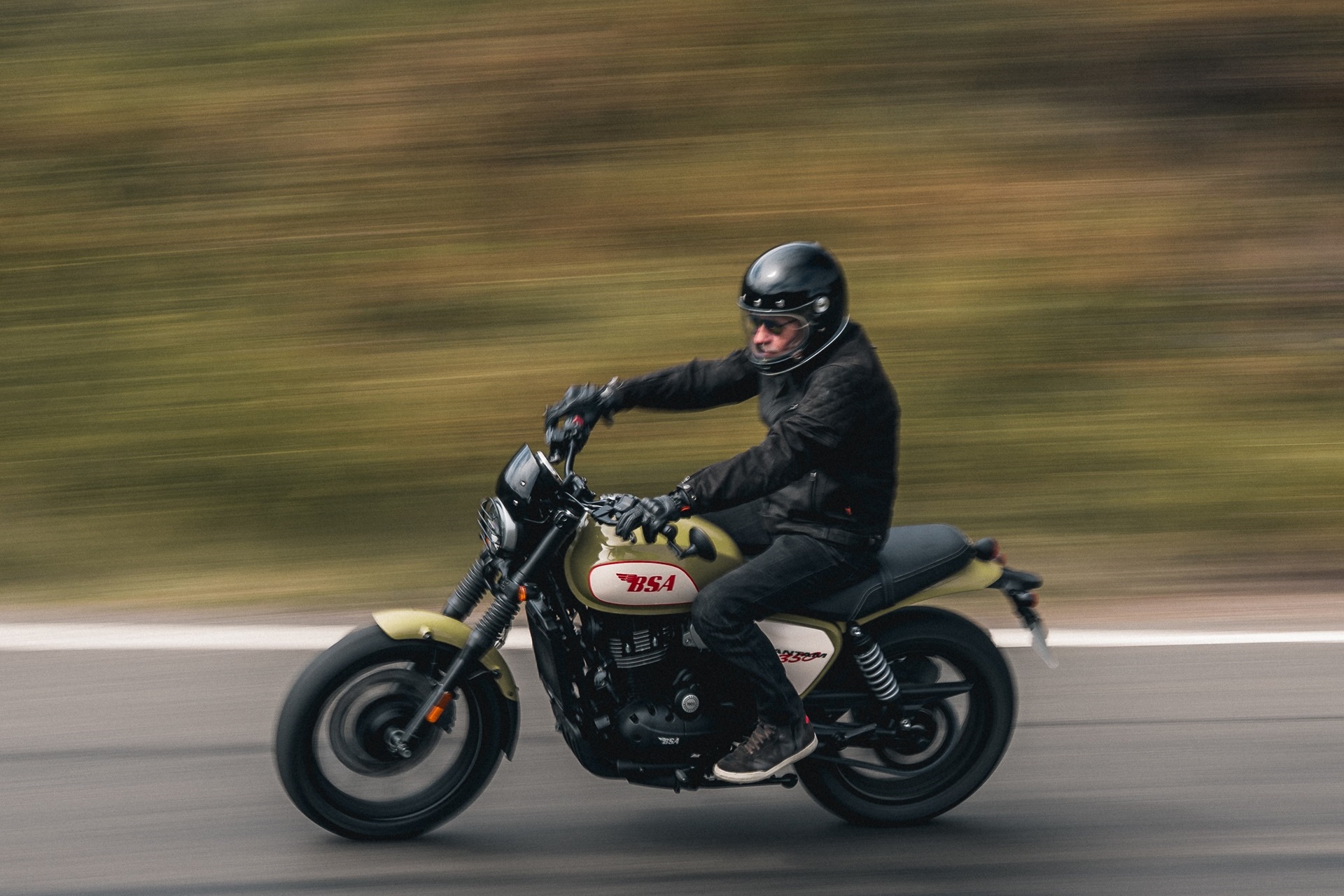 La Bantam 350 se viste con una legendaria decoración de la firma británica