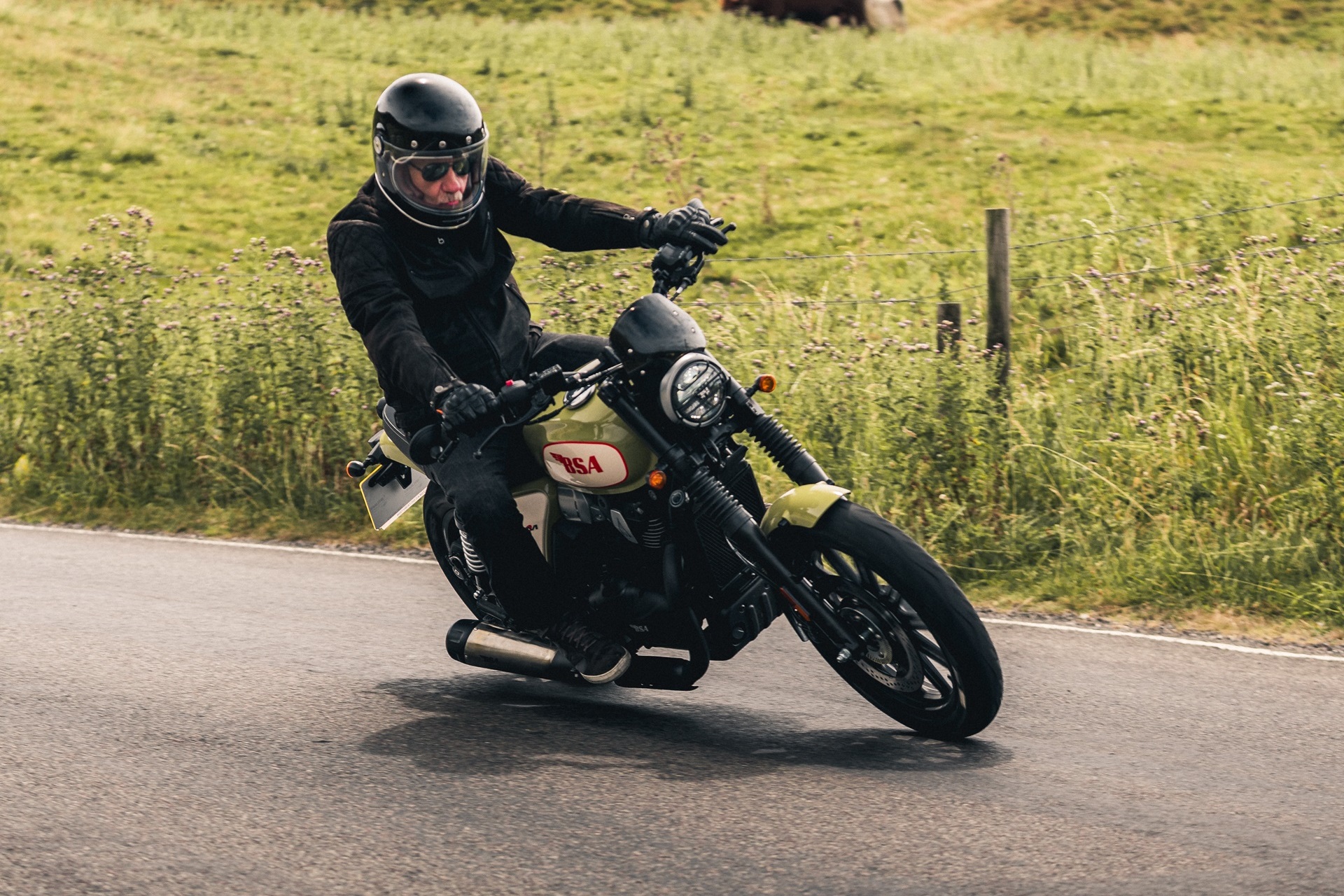 La Bantam 350 se viste con una legendaria decoración de la firma británica