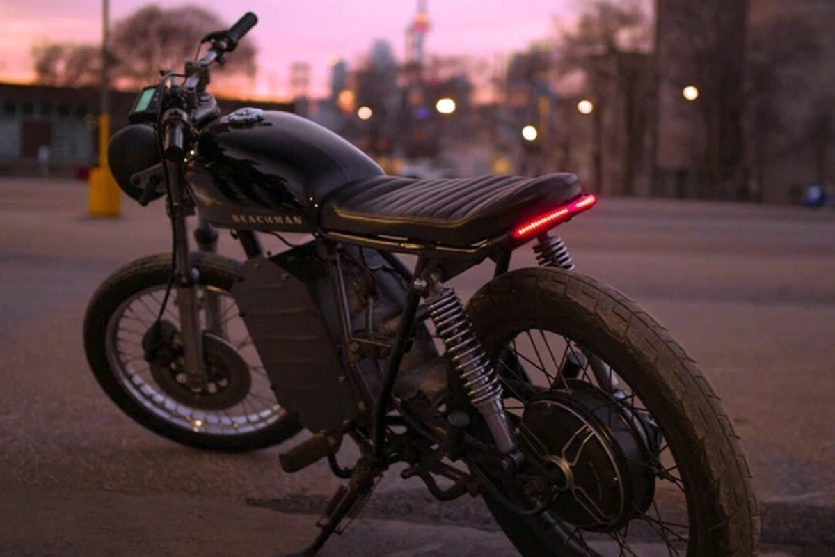 Beachman amplía su catálogo de servicios electrificando tu “vieja moto”