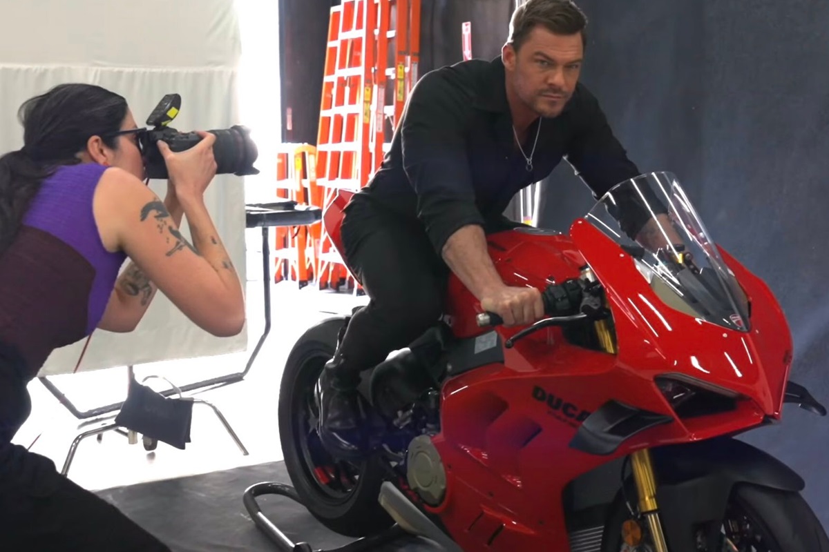 Alan Ritchson será el protagonista de una nueva película ambientada en MotoGP